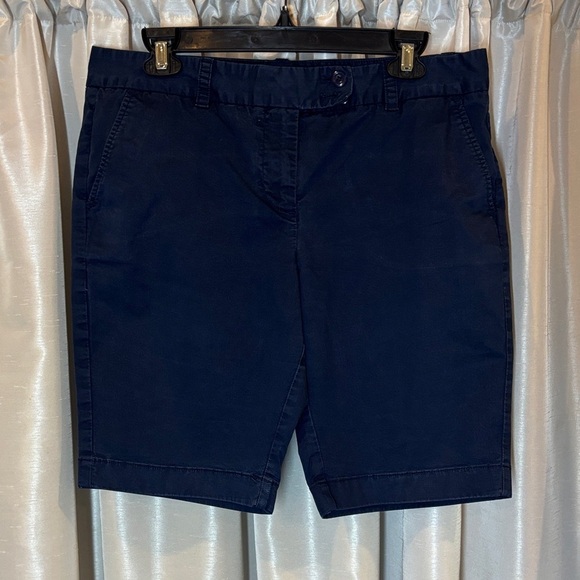 Vineyard Vines Pants - Vineyard Vines Deep Women’s Navy Uniform shorts, size 8